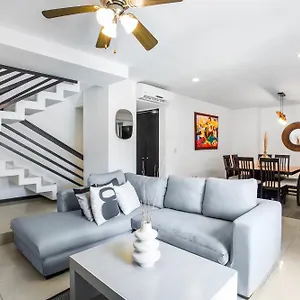 https://luxury-apartamento-centro-playa-carmen.allrivieramayahotels.com